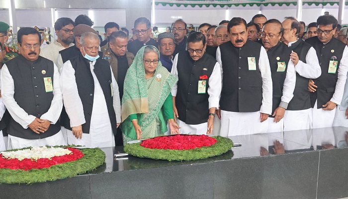 বঙ্গবন্ধুর প্রতিকৃতিতে প্রধানমন্ত্রীর শ্রদ্ধা