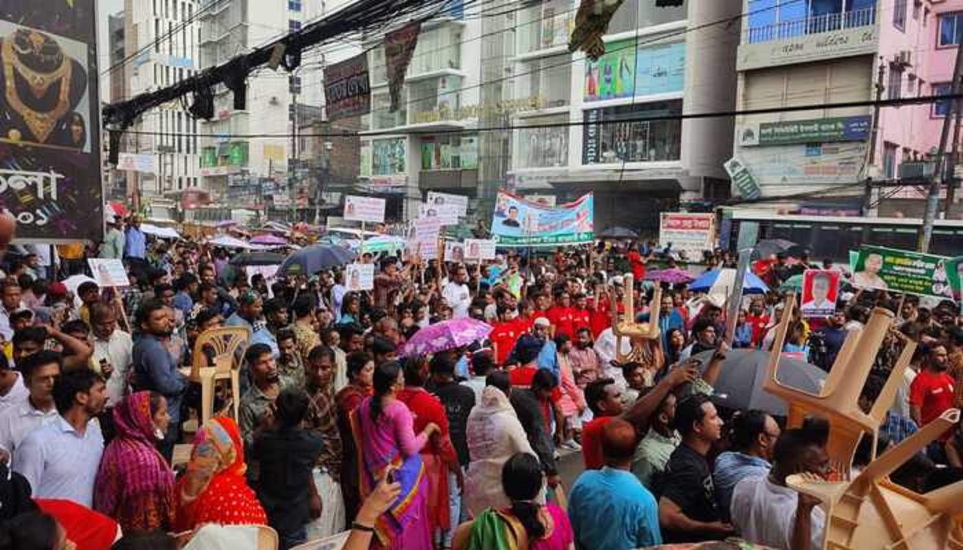 বৃষ্টির মধ্যেও রাজধানীতে আওয়ামী লীগের বিক্ষোভ-মিছিল