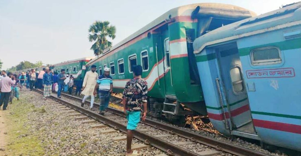 ৪ দিন পর আপ লাইনে ট্রেন চলাচল শুরু