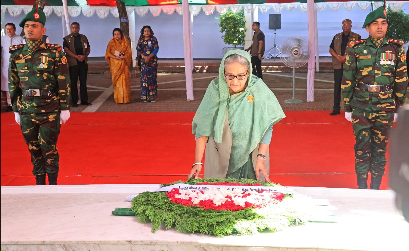 টুঙ্গিপাড়ায় বঙ্গবন্ধুর সমাধিতে প্রধানমন্ত্রীর শ্রদ্ধা