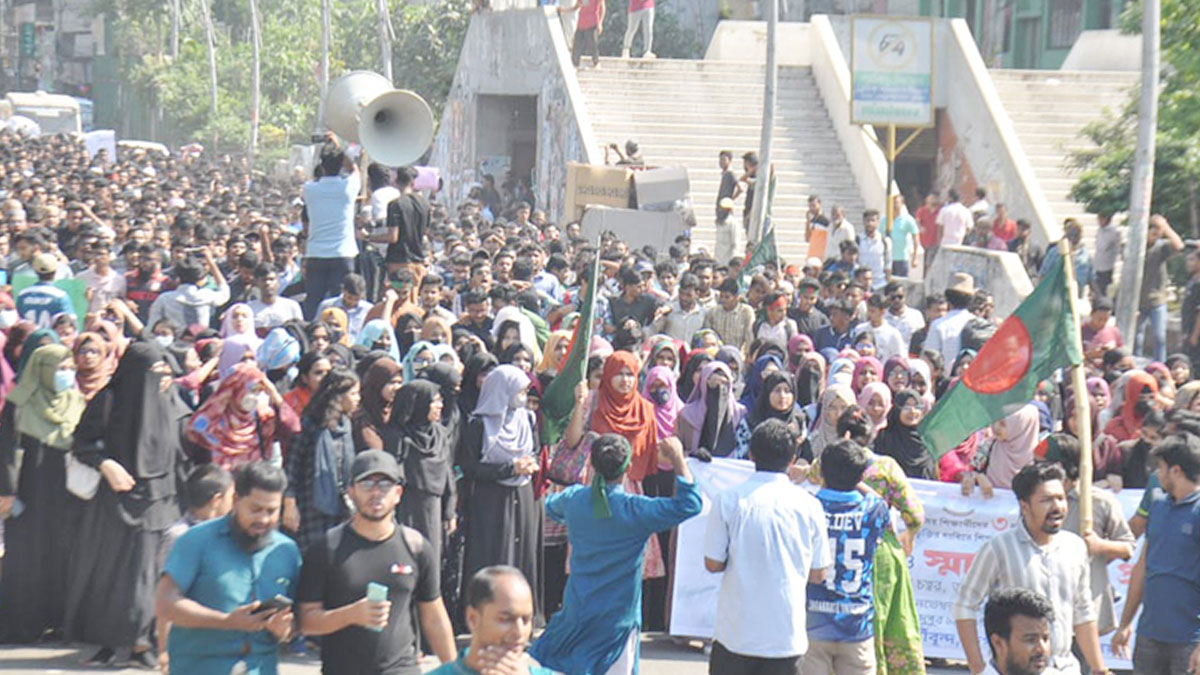 পাঁচ দফা দাবিতে শিক্ষা মন্ত্রণালয় মোড় অবরোধ জবি শিক্ষার্থীদের