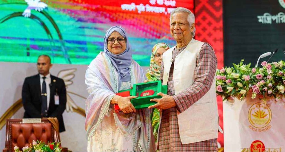 স্বাধীনতা পুরস্কার তুলে দিলেন প্রধান উপদেষ্টা