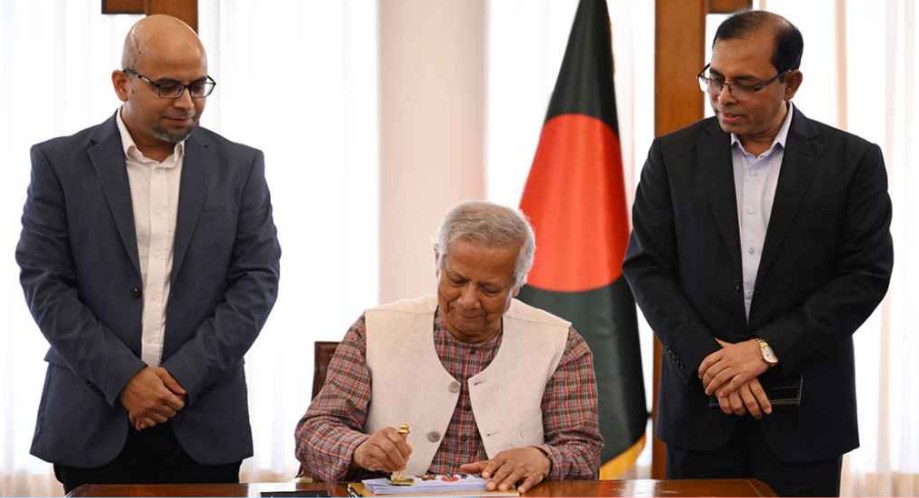 ডাকটিকিট অবমুক্ত করলেন প্রধান উপদেষ্টা