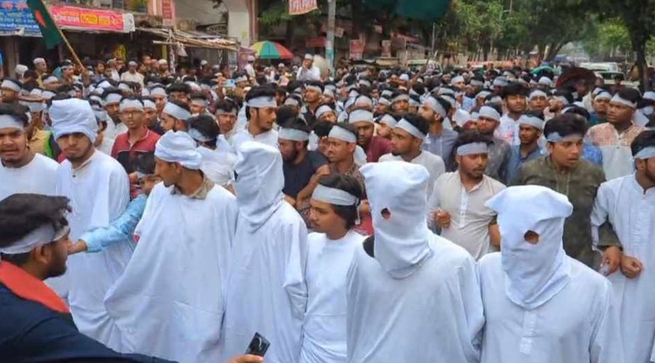 কাফনের কাপড় বেঁধে কারিগরি শিক্ষার্থীদের গণমিছিল