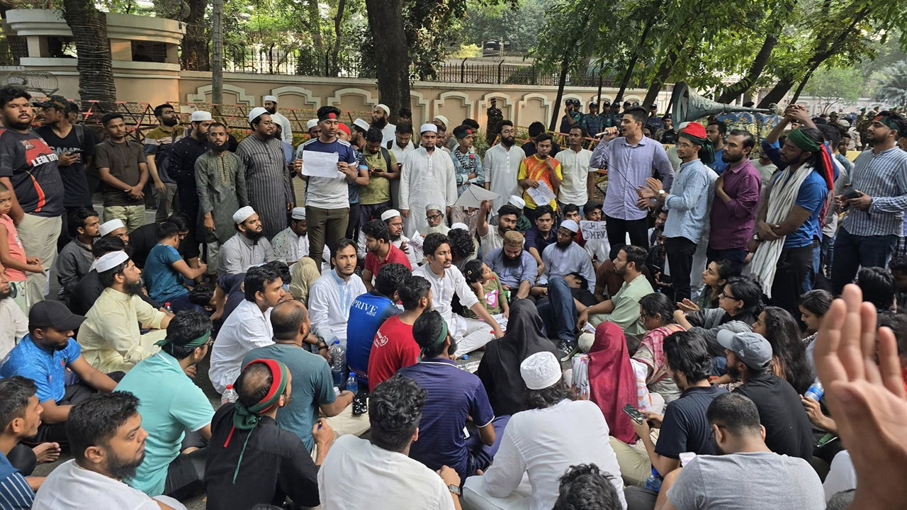 আওয়ামী লীগ নিষিদ্ধের দাবিতে উত্তাল ঢাকা, বিক্ষোভ চলছে যমুনার সামনে