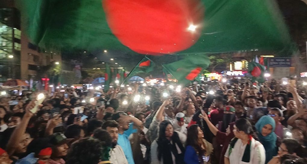 আওয়ামী লীগ নিষিদ্ধের খবরে ছাত্র-জনতার উল্লাস