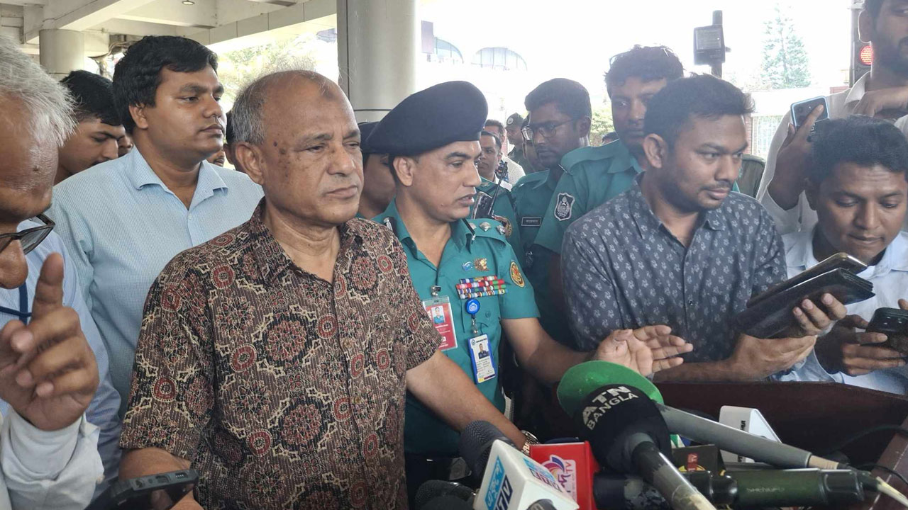 শেখ হাসিনাকে ফেরাতে ইন্টারপোলের মাধ্যমে চেষ্টা করা হচ্ছে: স্বরাষ্ট্র উপদেষ্টা