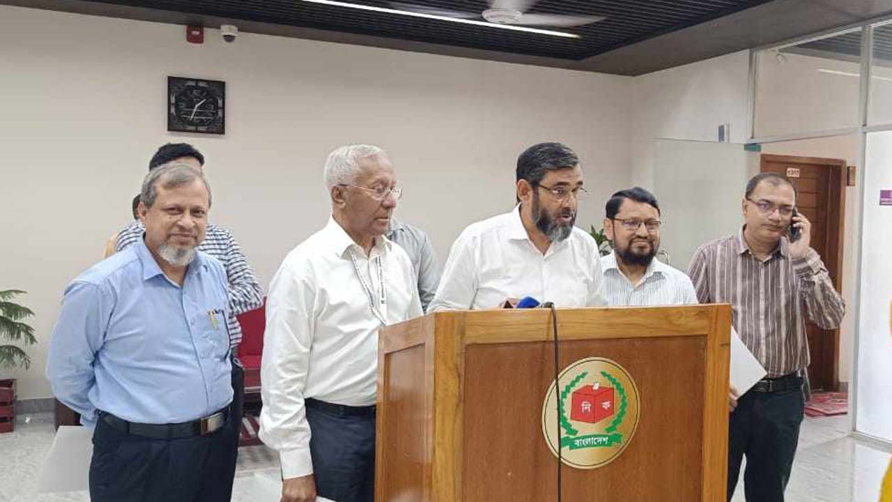 ভোটকেন্দ্র স্থাপনে ডিসি-এসপির কমিটি বাদ: ইসি