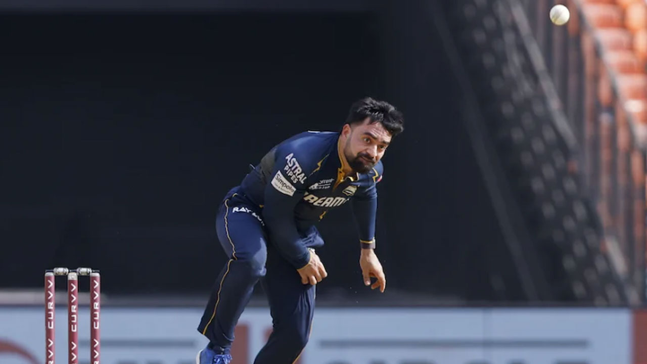 আইপিএল ইতিহাসে লজ্জার রেকর্ড গড়লেন রশিদ খান 
