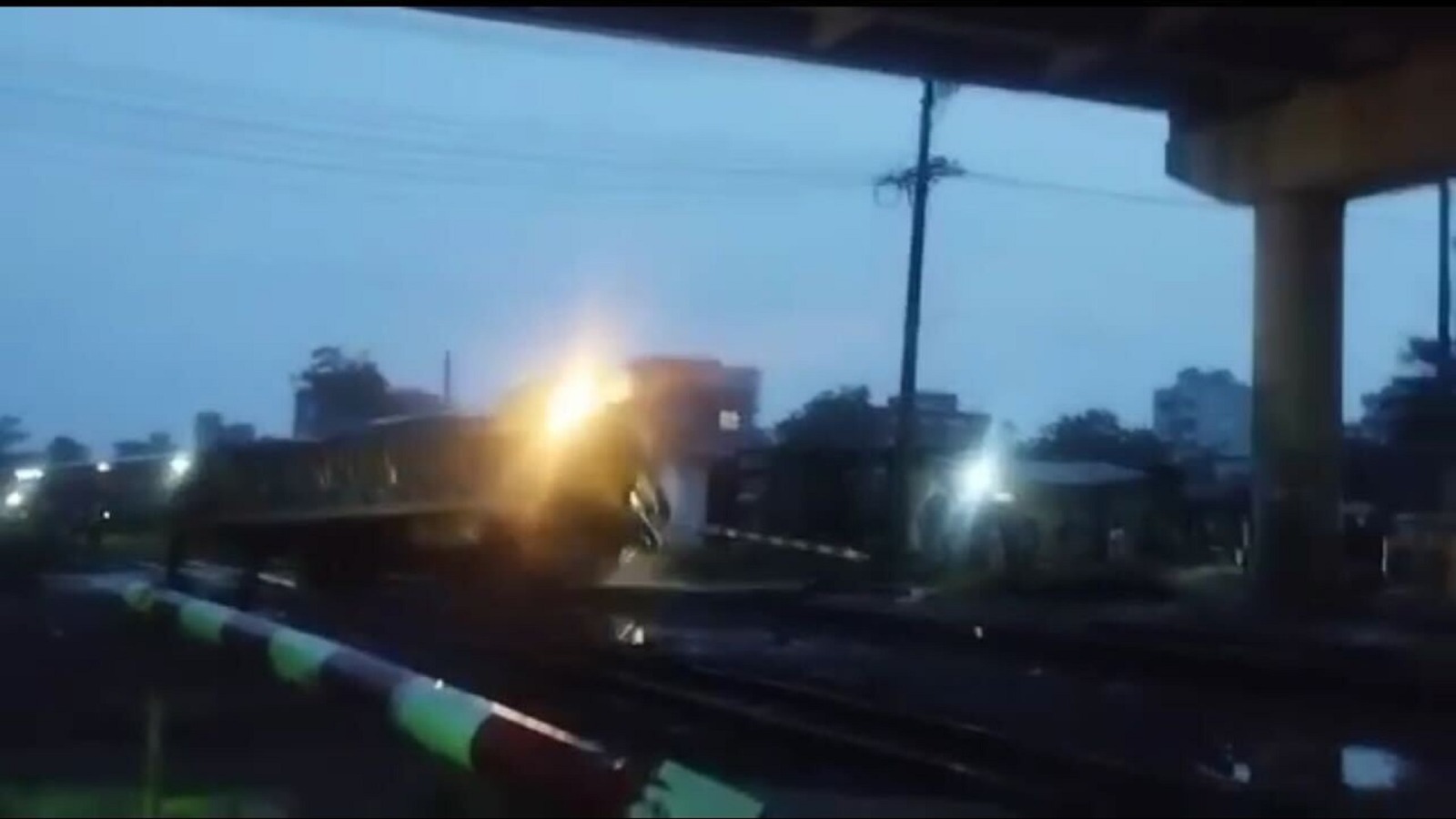 গাজীপুরে রেলক্রসিংয়ে আটকে যাওয়া ট্রাকে ট্রেনের ধাক্কা