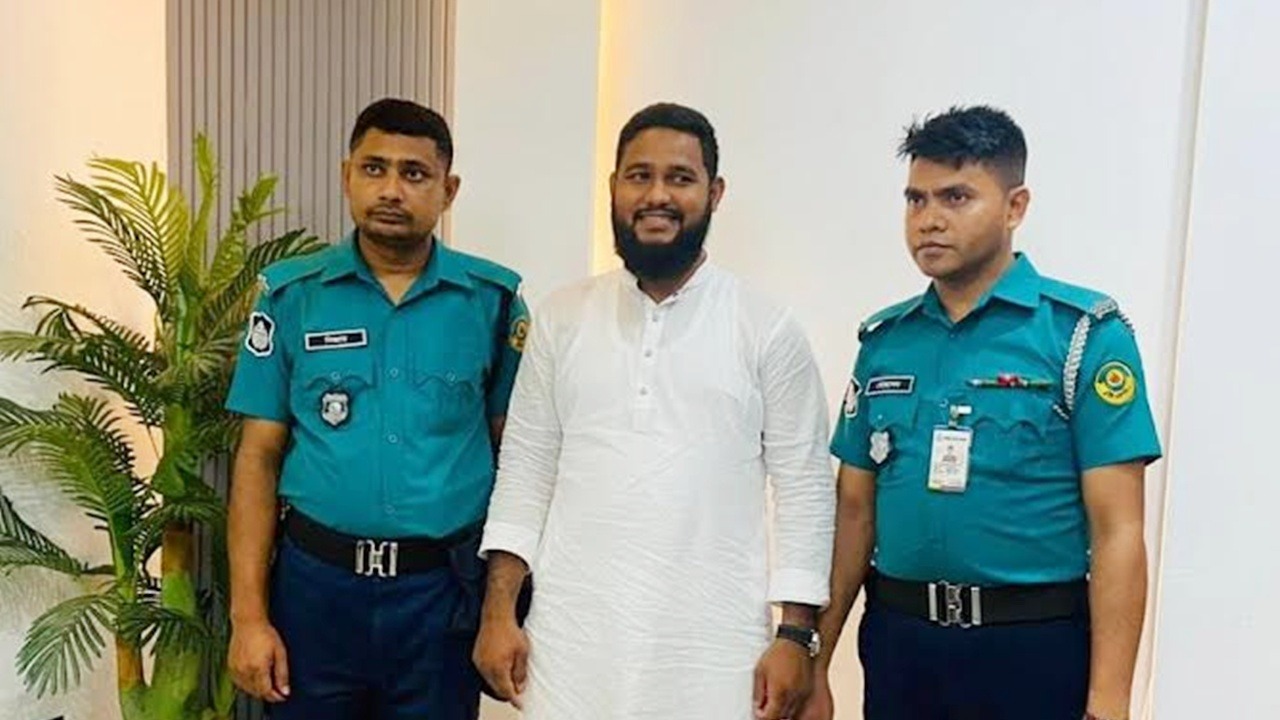 ওসি বললেন গ্রেপ্তার, ৭৫ মিনিট পর নারীকে লাথি মারা সেই আকাশের স্ট্যাটাস