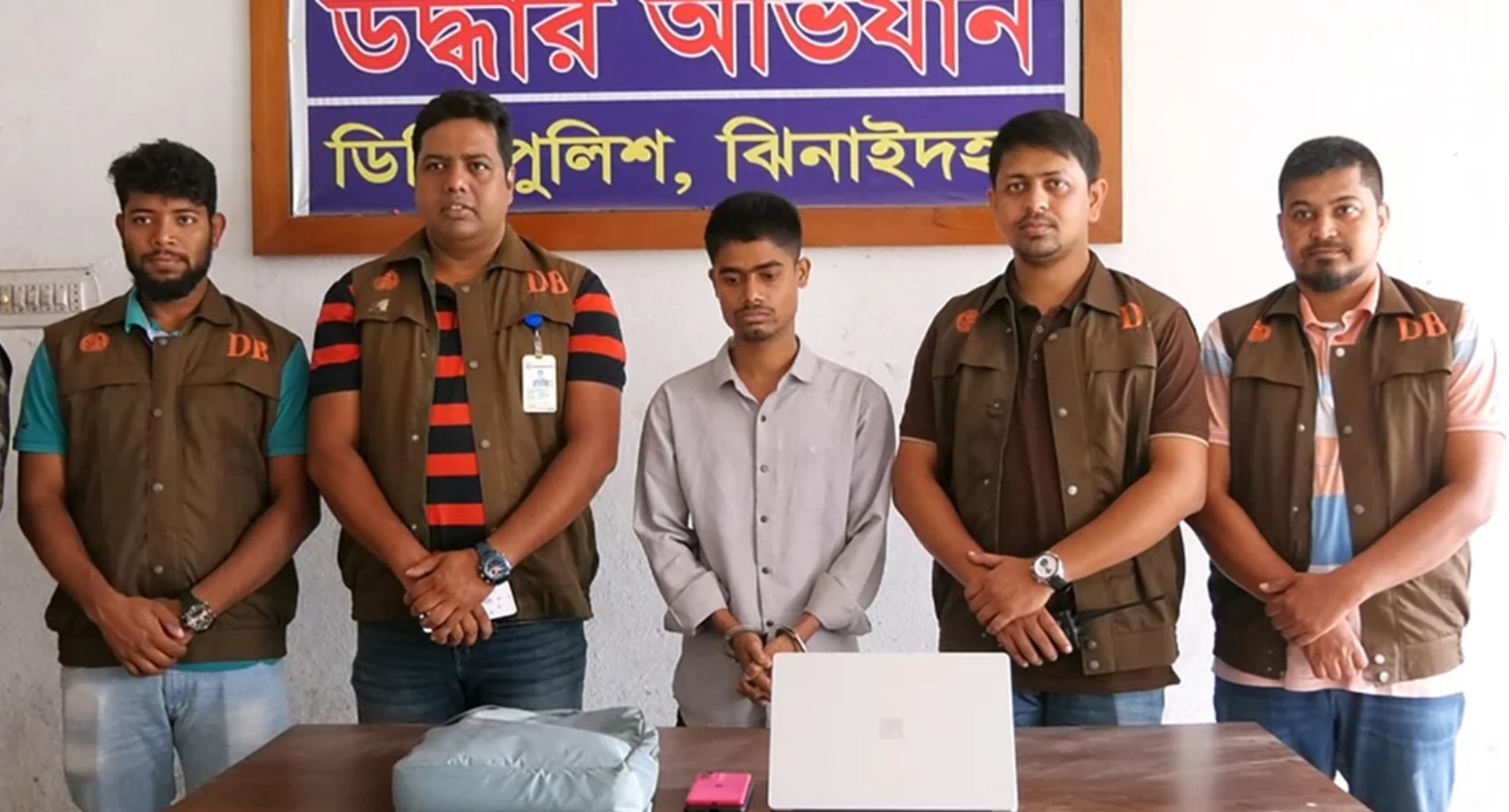 অনলাইন জুয়া সাইটের বাংলাদেশি এজেন্ট গ্রেপ্তার