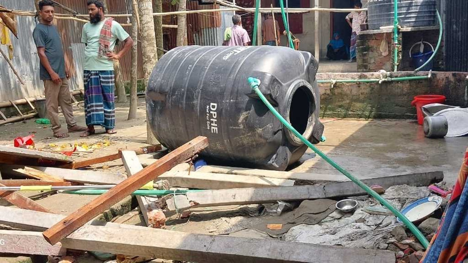 মাথায় পানির ট্যাংক পড়ে মাদরাসাছাত্রী নিহত
