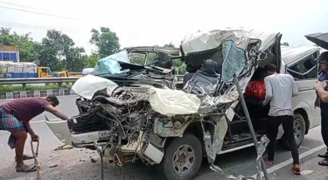 দাঁড়িয়ে থাকা ট্রাকে মাইক্রোবাসের ধাক্কা, একই পরিবারের ৩ জনের মৃত্যু