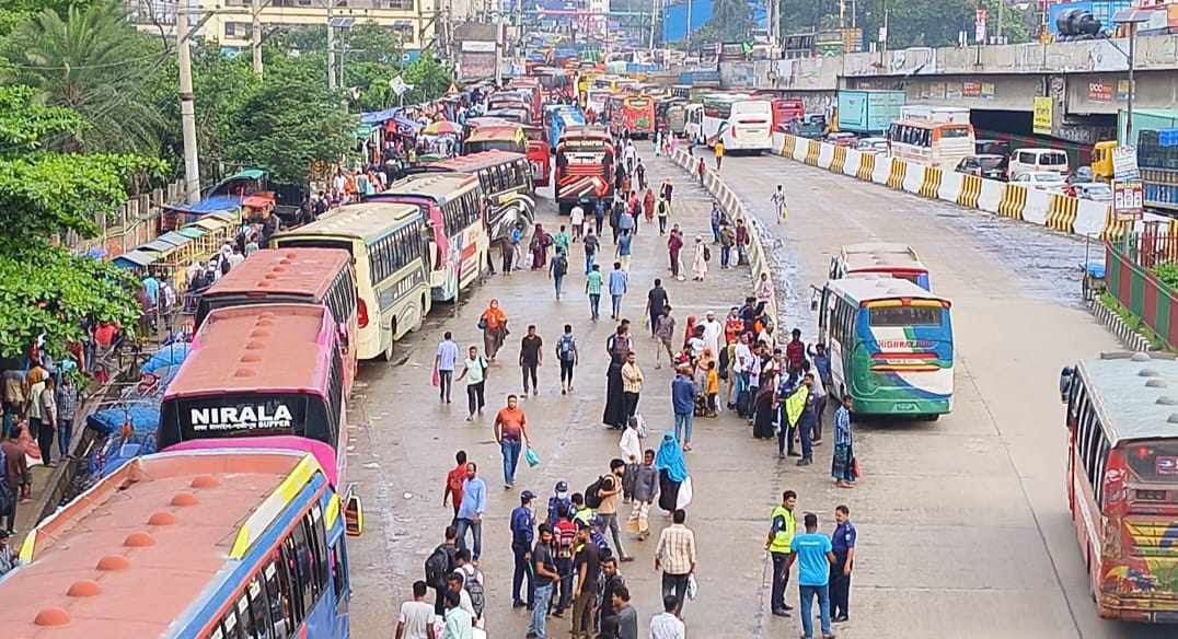 শিল্প কারখানা ছুটি ঘোষণা, মহাসড়কে যাত্রীর চাপ বেড়েছে 