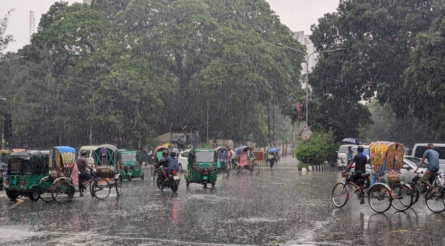 ৮ বিভাগে ভারী বৃষ্টিপাতের আভাস, ভূমিধসের শঙ্কা