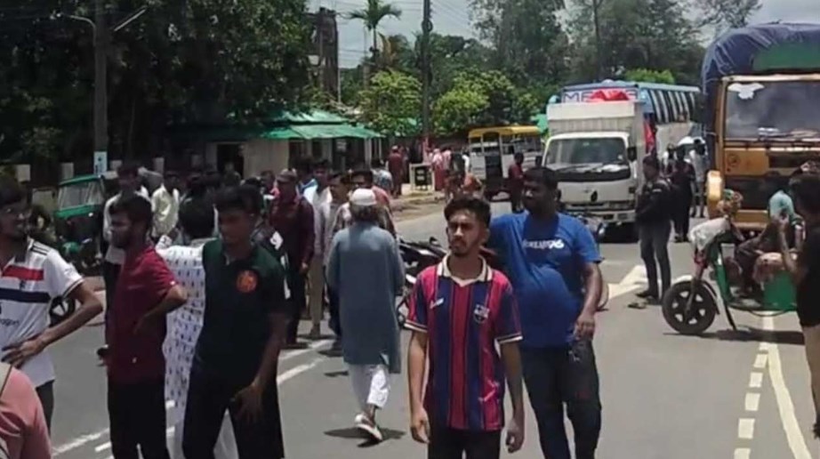 টায়ার জ্বালিয়ে চট্টগ্রাম-কক্সবাজার মহাসড়ক অবরোধ বৈষম্যবিরোধীদের