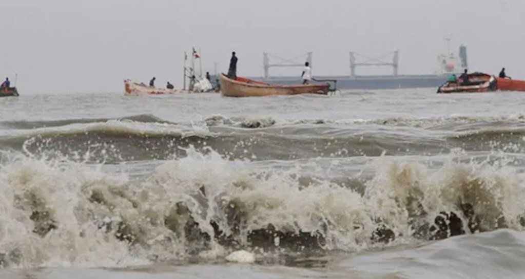 নৌ চলাচল বন্ধ, মাঝ সাগরে রক্তক্ষরণে কিশোরের মৃত্যু