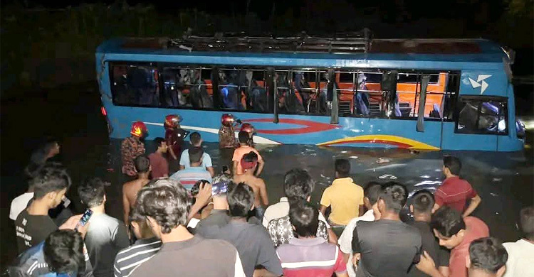নিয়ন্ত্রণ হারিয়ে যাত্রীবাহী বাস পুকুরে, নিহত ৩