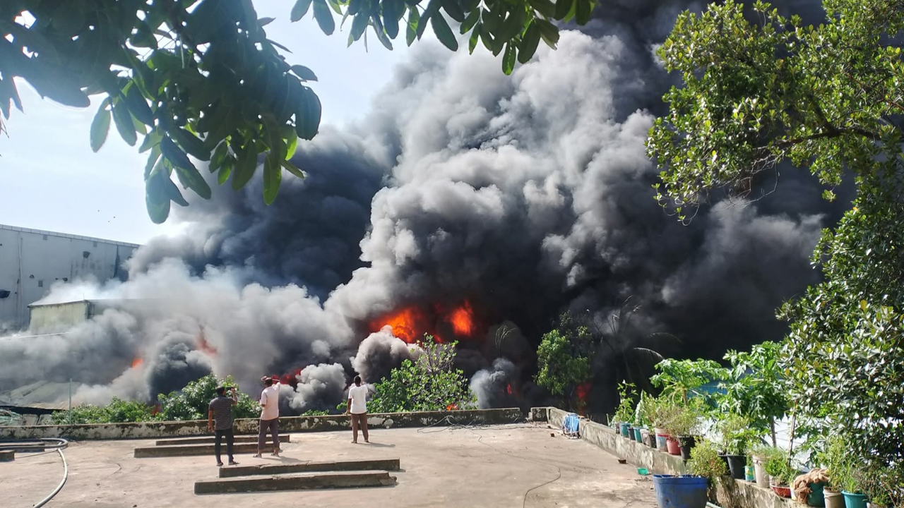 কর্ণফুলী ইপিজেডে ভয়াবহ আগুন