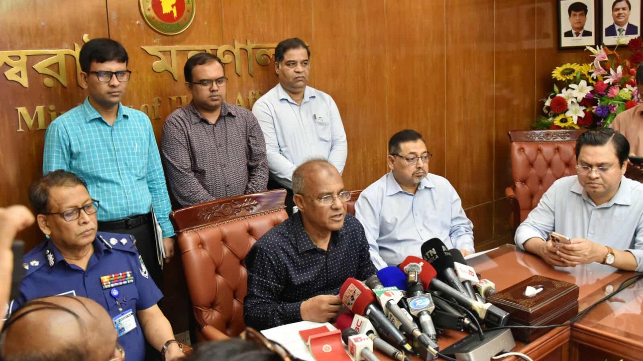 চিহ্নিত সন্ত্রাসীদের ধরতে চিরুনি অভিযান শুরু হতে পারে: স্বরাষ্ট্র উপদেষ্টা