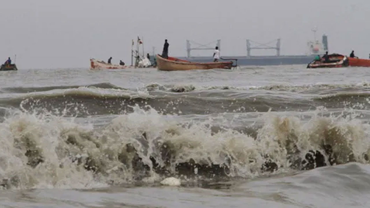 সমুদ্র বন্দরে ৩ নম্বর সতর্ক সংকেত