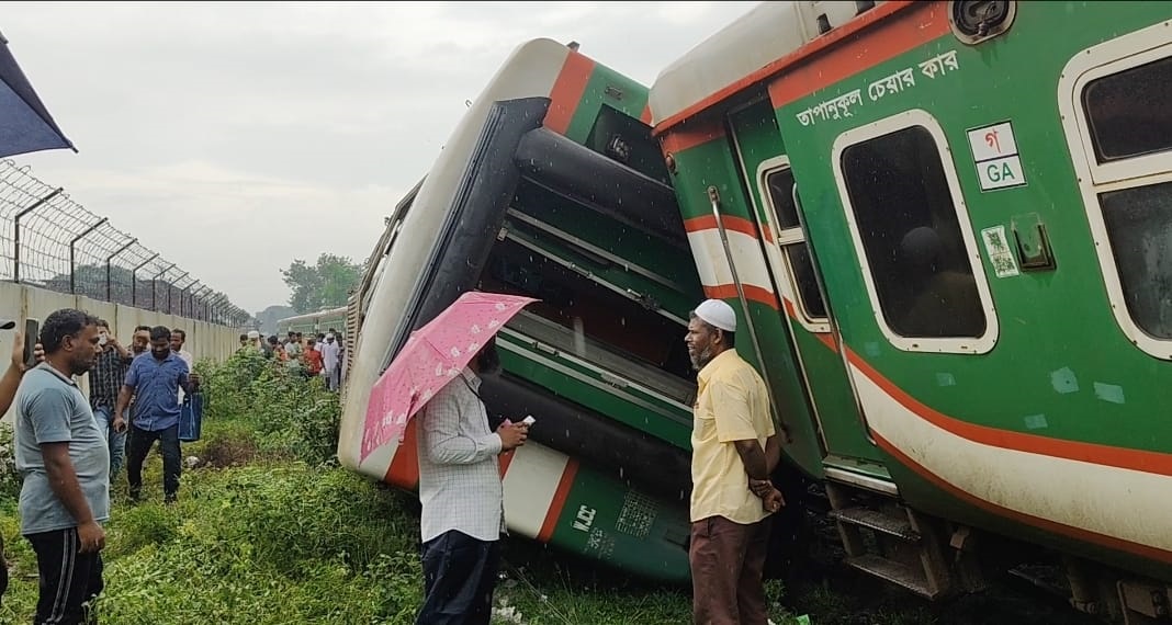 লালমনিরহাটে ২ ট্রেনের মুখোমুখি সংঘর্ষ, বুড়িমারি রুটে রেল যোগাযোগ বন্ধ