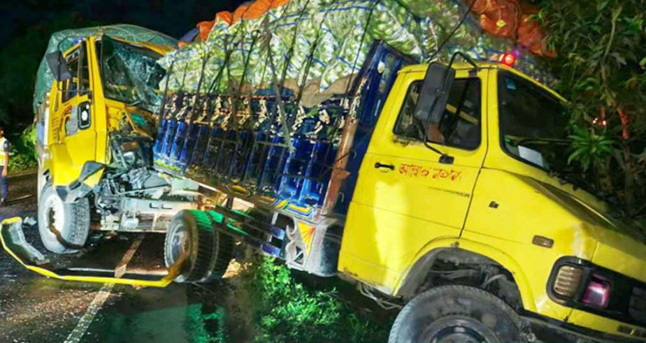 থেমে থাকা পিকআপের পেছনে ট্রাকের ধাক্কা, নিহত ২
