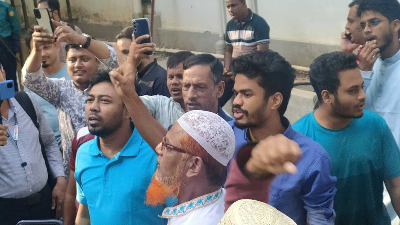 শেখ হাসিনার ফাঁসির রায়, ট্রাইব্যুনালের সামনে জনতার উল্লাস