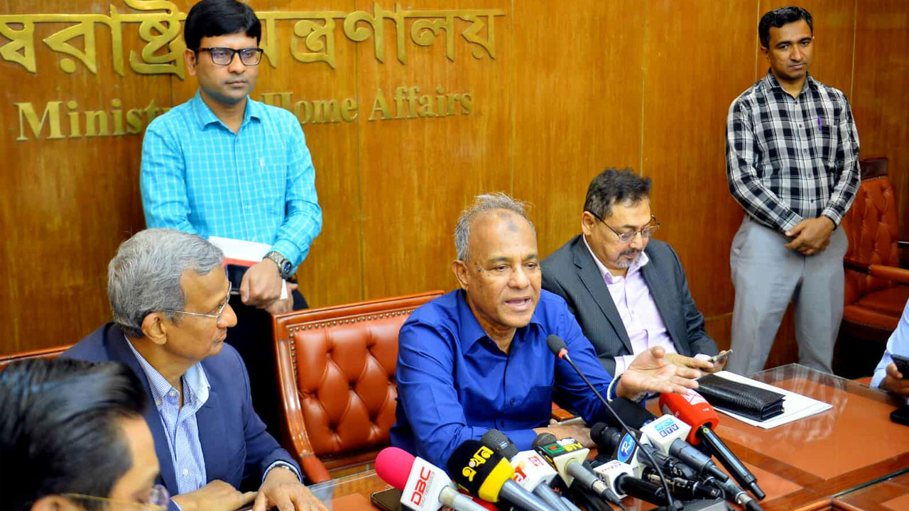 রায়কে ঘিরে আতঙ্ক দেখতে পাচ্ছি না : স্বরাষ্ট্র উপদেষ্টা