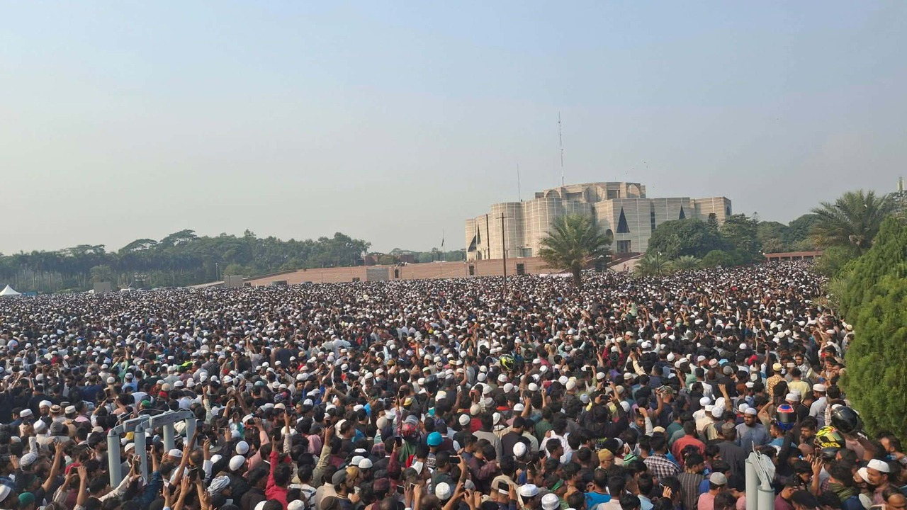 লাখো মানুষের অংশগ্রহণে স্মরণকালের সবচেয়ে বড় জানাজা শহীদ হাদির