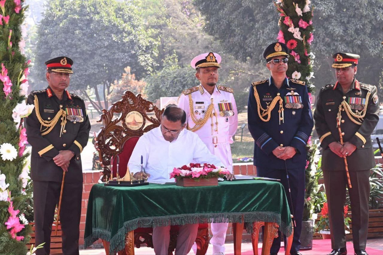 স্মৃতিসৌধের স্বাক্ষর বইতে জুলাইকে স্বাধীনতা রক্ষার যুদ্ধ বললেন প্রধানমন্ত্রী