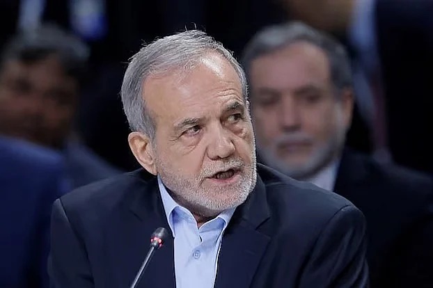 শত্রুকে এক ইঞ্চি জমিও দখল করতে দেবে না ইরান: ভাষণে পেজেশকিয়ান