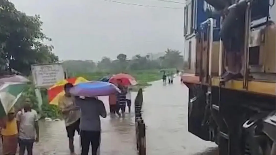 ভারী বৃষ্টিতে রেললাইন তলিয়ে চট্টগ্রাম-কক্সবাজার রুটে ট্রেন চলাচল বন্ধ