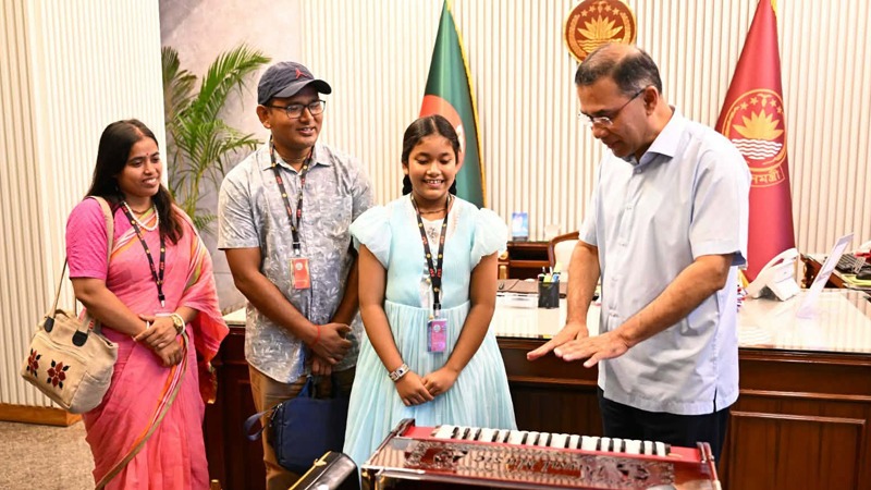 প্রধানমন্ত্রীর সঙ্গে সাক্ষাতে পূরণ হলো অনুশ্রীর স্বপ্ন, উপহার পেল হারমোনিয়াম
