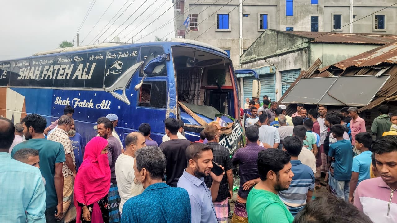 কেউ যাচ্ছিলেন প্রিয়জনের কাছে, কেউ অন্য কাজে—রক্তভেজা সড়কে এখন শুধুই কান্না