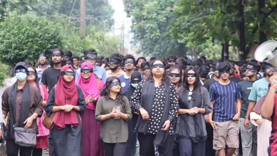 চুয়েটে চোখ বেঁধে মিছিল, সাবেক ভিসিকে পুনর্বহালের দাবি