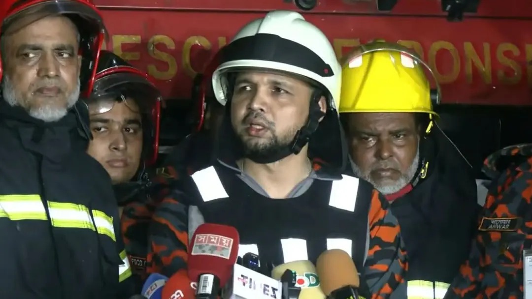সাত ঘণ্টা পরও নিয়ন্ত্রণে আসেনি চকবাজারের আগুন, কাজ করছে ১২ ইউনিট