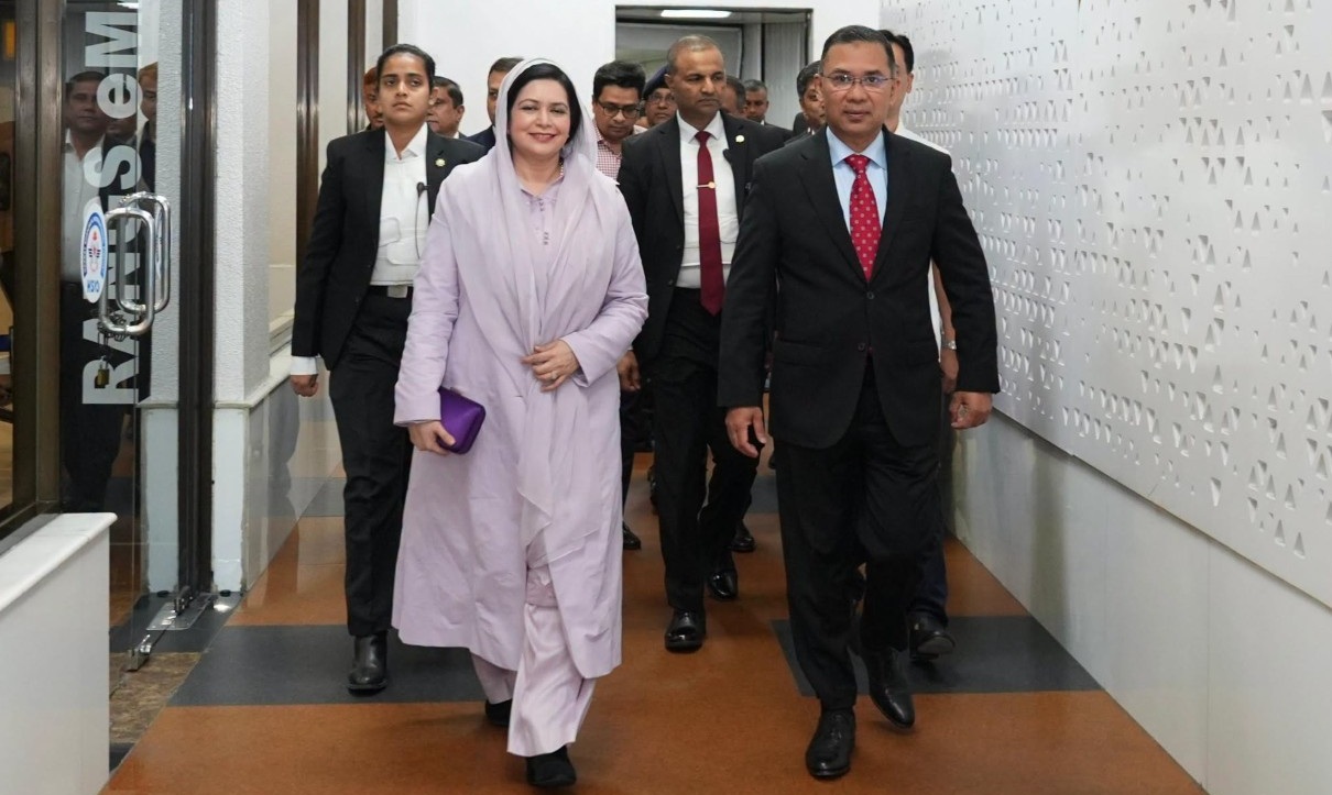 অন্য বিমানে ফেরার সুযোগ থাকলেও সফরসঙ্গীদের ছাড়েননি প্রধানমন্ত্রী